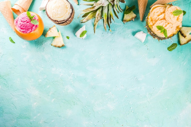 vakantie vakantie concept, verschillende tropische ijs sorbets, bevroren sappen in ananas, grapefruit en kokosnoot instellen