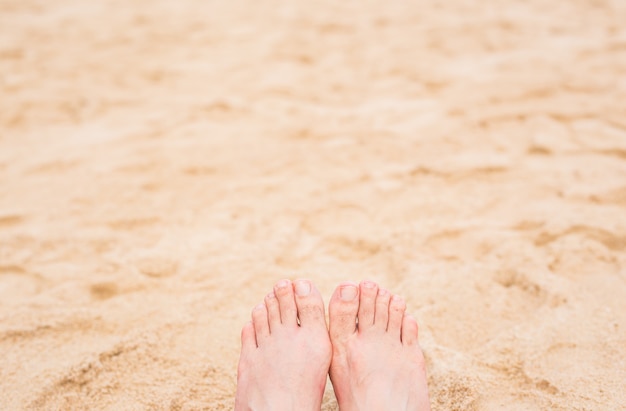 Vakantie vakanties. de close-up van vrouwenvoeten van meisje het ontspannen op strand in zonnige de zomerdag.