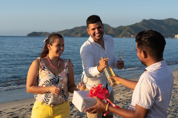 Vakantie vieren met vrienden op het strand. Oudejaarsavond viering concept