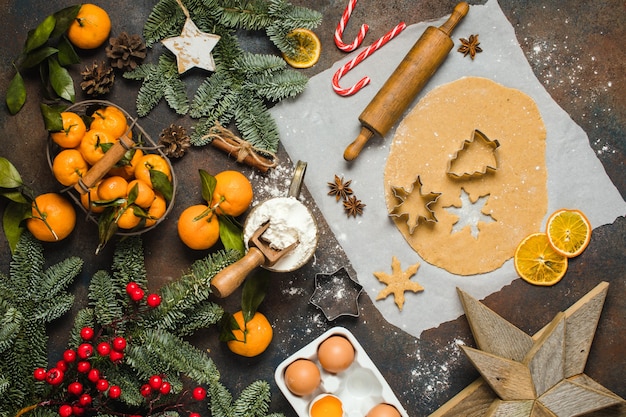 Vakantie-voedselingrediënten voor het maken van kerstgemberkoekjes, kleine bomen en sneeuwvlokmandarijnen v...