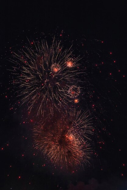 Vakantie vuurwerk achtergronden met vonken gekleurde sterren en helder