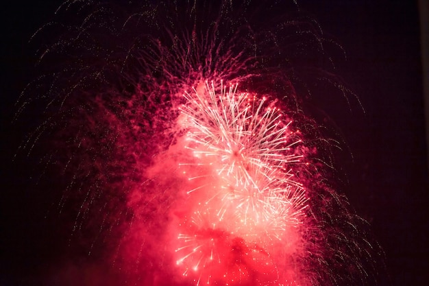 Vakantie vuurwerk achtergronden met vonken gekleurde sterren en helder