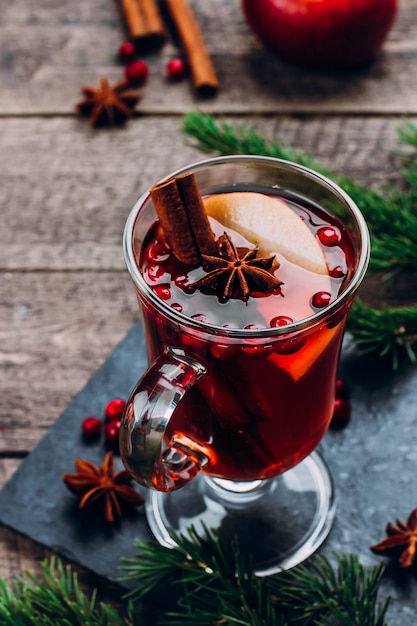 Vakantie warme drank. Glühwein In Glas Met Kruiden En Appel Op Houten Tafel