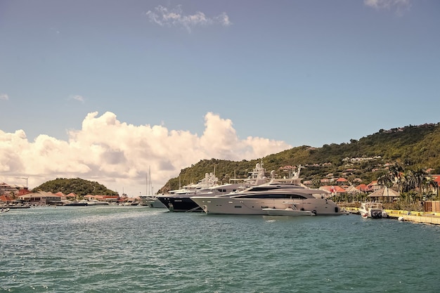 Vakantie zee strand Tropisch eiland Kust zeeschepen dokken stbarts blauw water Reizen en reislust Toerisme concept Zomervakantiebestemmingen Oceaancruise Exotische vakantie-ideeën