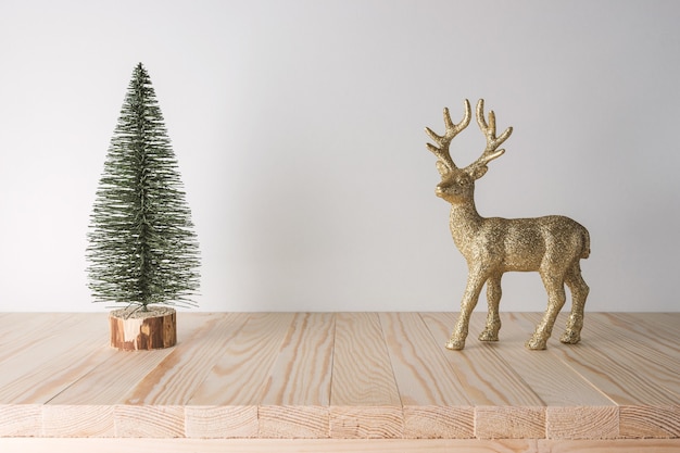 Vakantieconcept met rendieren en kerstboom op houten tafel