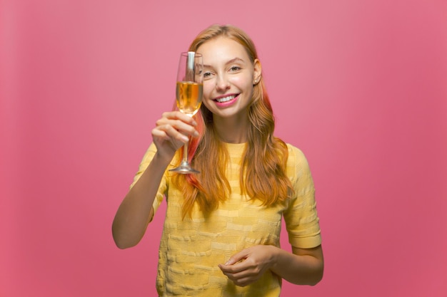 Vakantiedrank gelukkig jong meisje met champagneglas gerinkel door bubbels kerst of verjaardag te vieren