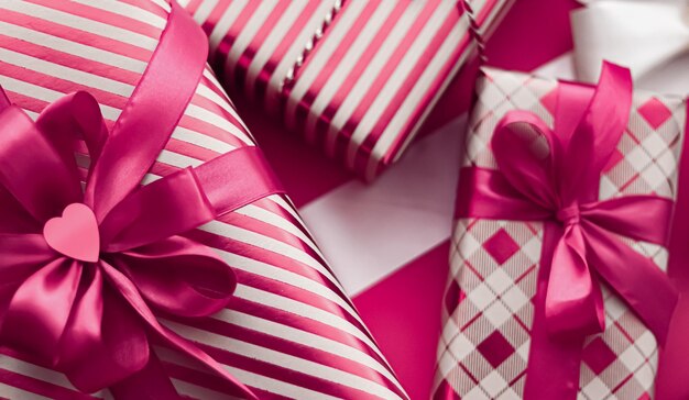 Vakantiegeschenken en ingepakte luxe cadeaus roze geschenkdozen als verrassingscadeau voor verjaardag Kerstmis Nieuwjaar Valentijnsdag tweede kerstdag bruiloft en feestdagen winkelen of bezorging van beautyboxen