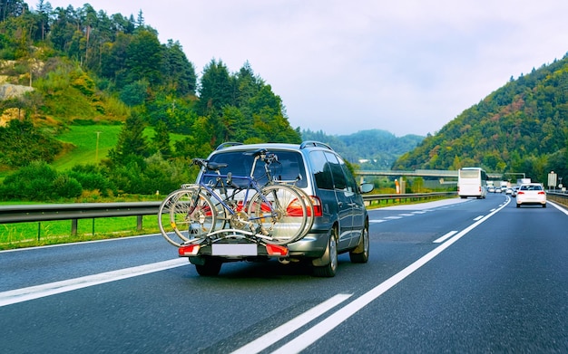 Vakantiereis met auto met fiets op weg in Polen, geweldig ontwerp voor elk doel. Zomer rijden op snelweg. Vakantiereis voor recreatie. Bewegingsrit op de natuur. Landschap en landschap.