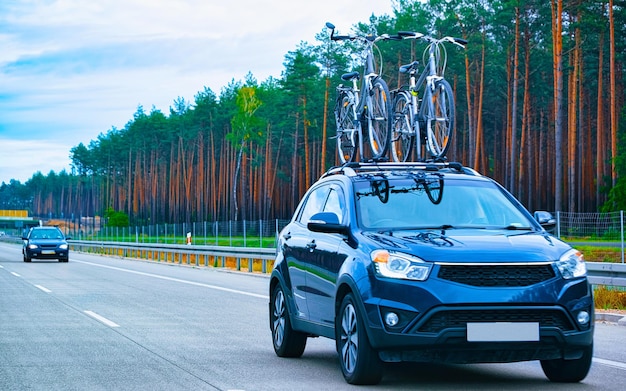 Vakantiereis met auto met fiets op weg in Polen, geweldig ontwerp voor elk doel. Zomer rijden op snelweg. Vakantiereis voor recreatie. Bewegingsrit op de natuur. Landschap en landschap.