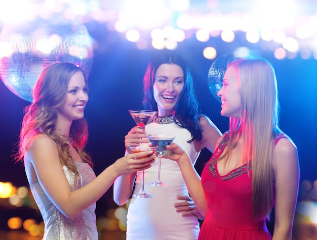 vakanties, nachtleven, vrijgezellenfeest en mensenconcept - lachende vrouwen met cocktails in nachtclub