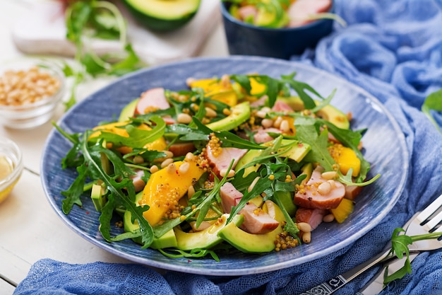 Vakantiesalade met gerookte kip, mango, avocado en rucola