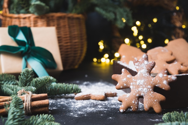 Vakantiesamenstelling van smakelijke zelfgemaakte koekjes, cadeaumand, geschenkdoos en slinger