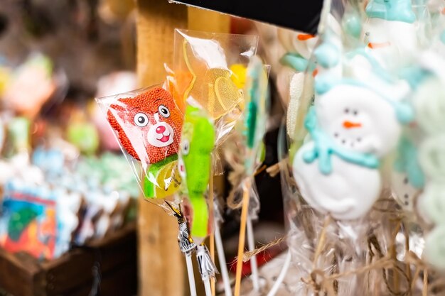 Vakantieteller gestreepte lolly zoete snoep peperkoek op een stokje