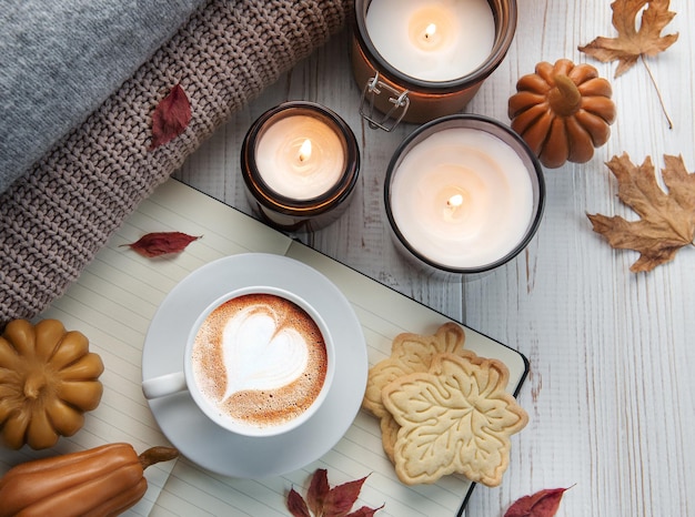 Val plat met koffie en herfstdecor