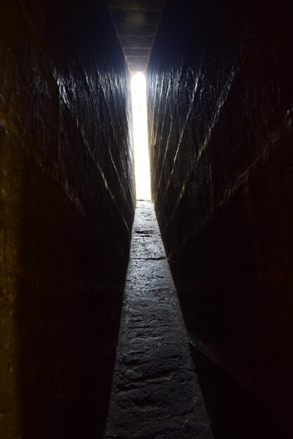 Foto valencia spagna 11 novembre 2019 la luce entra nella torre attraverso la feritoia fotomontaggio del campanile di santa catalina in spagna