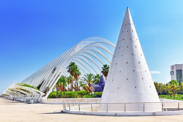 Valencia, spain - sept 10: landscaped walk tropic park (l'umbracle) - city of arts and sciences. september 10, 2014 in valencia, spain. every year,valencia welcomes more than 4 million visitors