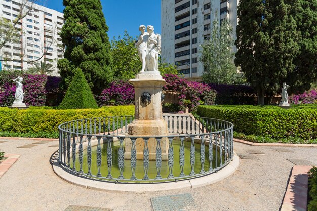 VALENCIA SPANJE 19 juni 2015 Fragmenten van Monforte-tuinen met struiken en standbeelden in Valencia, Spanje Parklandschapsconcept