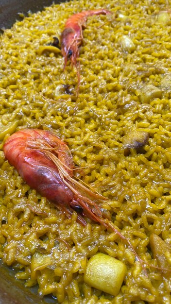 Valenciaanse paella. Valenciaanse rijst met garnalen. Spaanse zelfgemaakte gerechten. Mediterraans eten