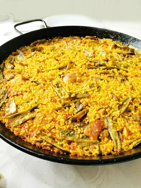 スペインの地元の村で暖炉で調理するバレンシアのパエリア