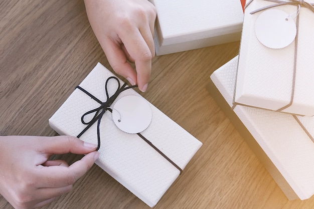 Valentijn aanwezig. Geschenkverpakking en rood lint voor een romantisch koppel.