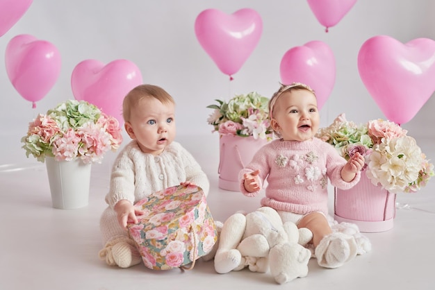 Valentijn Baby jongen en meisje Valentijnsdag Ballen en bloemen Viering Moederdag ansichtkaart Internationale dag van geluk Verjaardagsfeestje