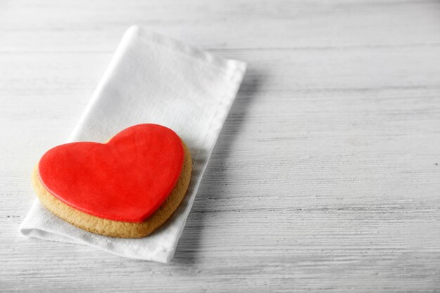 Valentijn hart cookie op houten achtergrond