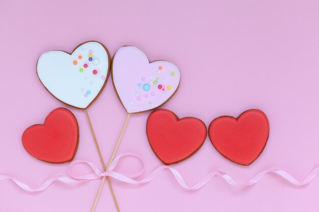 Valentijn hart cookies voor valentijnsdag of moederdag op roze.