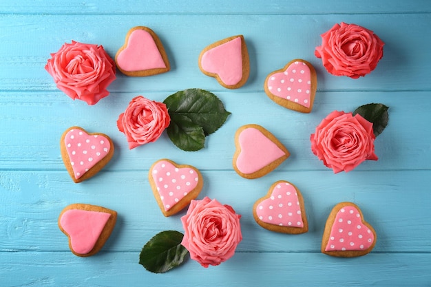 Valentijn hart koekjes met rozen op houten achtergrond