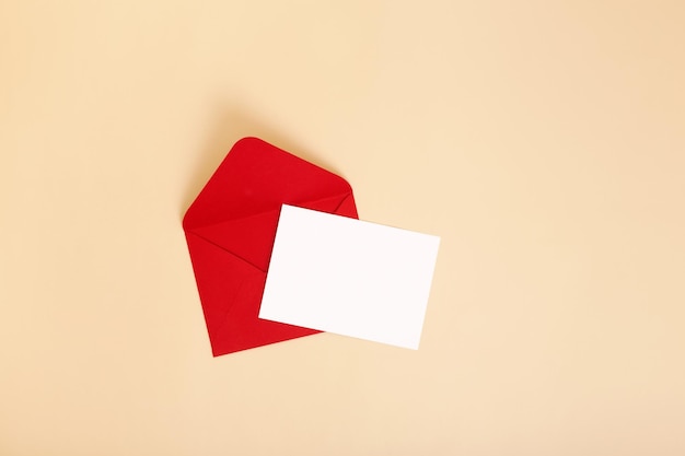 Valentijn vakantie achtergrond met cadeau rode envelop papieren kaart romantisch bericht Kopieer ruimte Bovenaanzicht