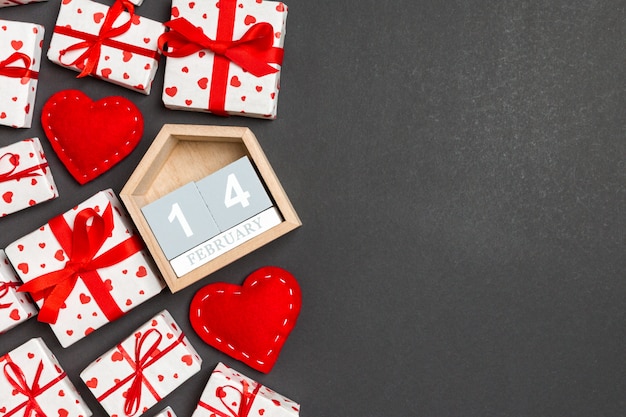 Valentijns samenstelling van geschenkdozen, houten kalender en rode textiel harten