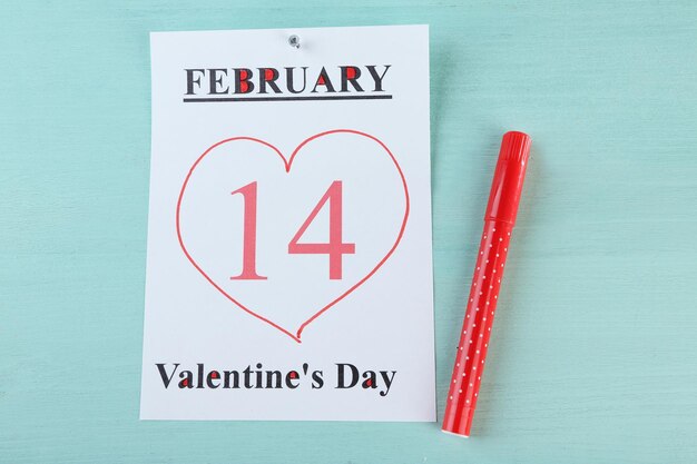 Valentijnsdag, 14 februari op kalender op houten achtergrond