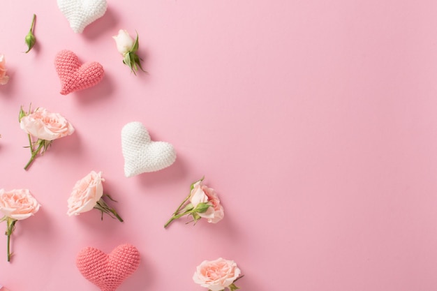 Valentijnsdag achtergrond Bannerlay-out met rozen en hartjes op een lichtroze achtergrond met ruimte voor tekst