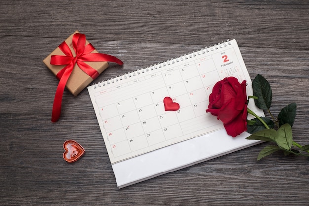 Valentijnsdag achtergrond, kaart en cadeau op de kalender