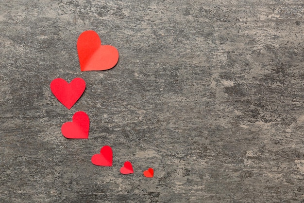 Valentijnsdag achtergrond met rode harten bovenkant met kopieerruimte.