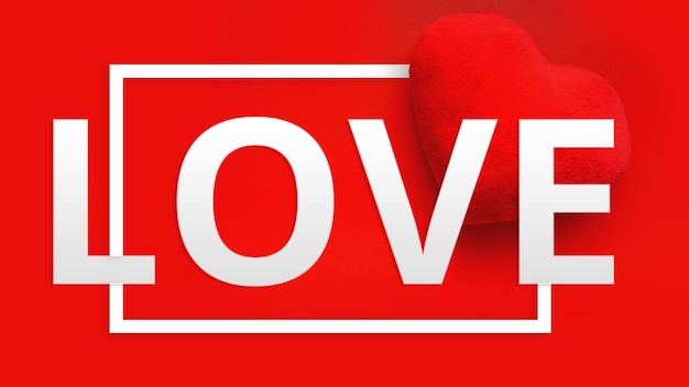 Valentijnsdag achtergrond met zacht stuk speelgoed hart en woord love in witte kleur op rode achtergrond. bovenaanzicht. voor banner, kaartenontwerp
