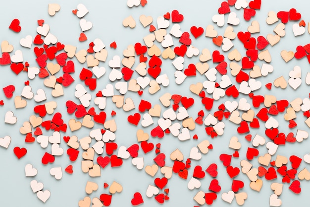 Foto valentijnsdag achtergrond pastel hartjes op blauwe achtergrond. wenskaart.