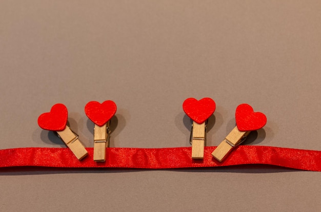 Valentijnsdag achtergrond. Rode harten Liefde en Valentijnsdag Concept op een geïsoleerde achtergrond.