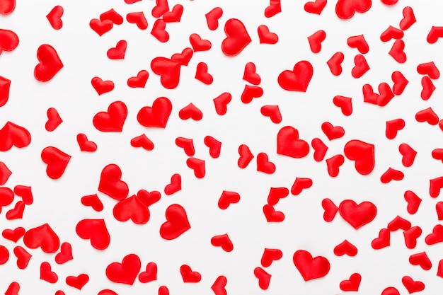 Valentijnsdag achtergrond rode harten op witte houten achtergrond. Wenskaart.