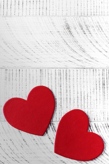 Valentijnsdag achtergrond. Twee harten op een houten achtergrond. Kopieer ruimte.