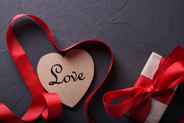 Valentijnsdag achtergrond wenskaart liefdesymbolen, rode decoratie met geschenken vakken op stenen tafel. Bovenaanzicht met kopie ruimte en tekst. Plat leggen
