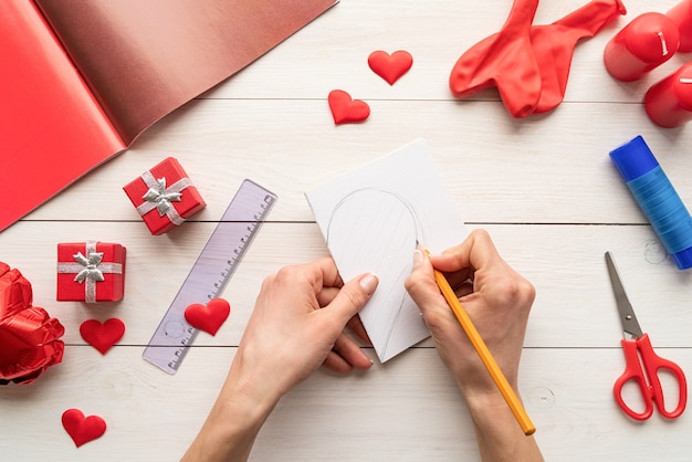 Valentijnsdag ambachtelijke diy. stap voor stap instructie voor het maken van papieren hartvormige luchtballon. stap 1 - vouw papier en teken een halve hart