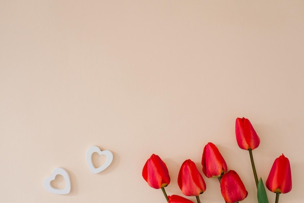 Valentijnsdag Bloemen samenstelling Frame gemaakt van rode bloemen hart op beige achtergrond