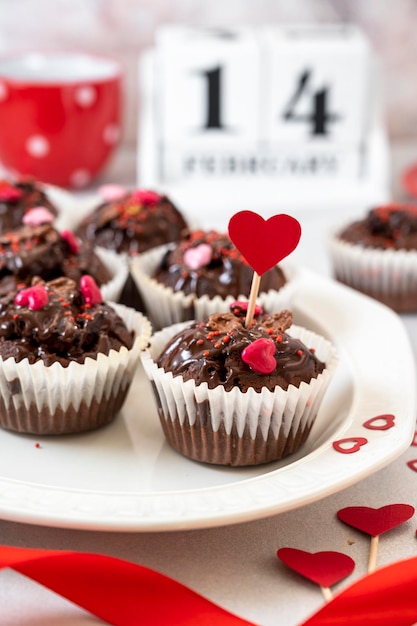 Valentijnsdag chocolade zelfgemaakte muffins cupcakes met hartjes hagelslag