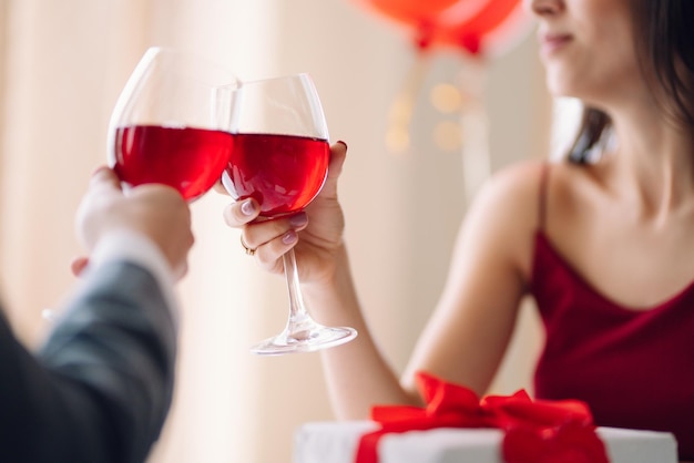 Valentijnsdag concept Gelukkig paar verliefd op Paar dat Valentijnsdag in restaurant viert
