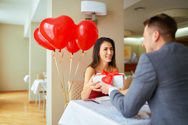 Valentijnsdag concept Gelukkige verliefde paar Paar vieren Valentijnsdag in het restaurant