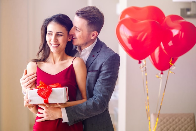 Valentijnsdag concept Gelukkige verliefde paar Paar vieren Valentijnsdag in het restaurant