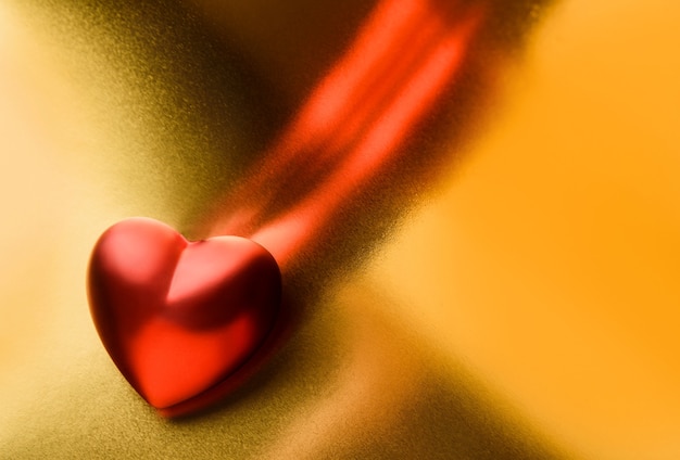 Valentijnsdag concept. het hart ligt op een glanzende gouden achtergrond.