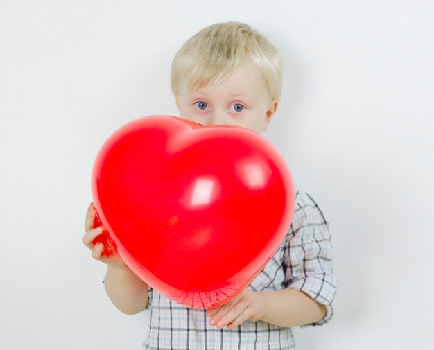 Valentijnsdag concept. Mooie jongen