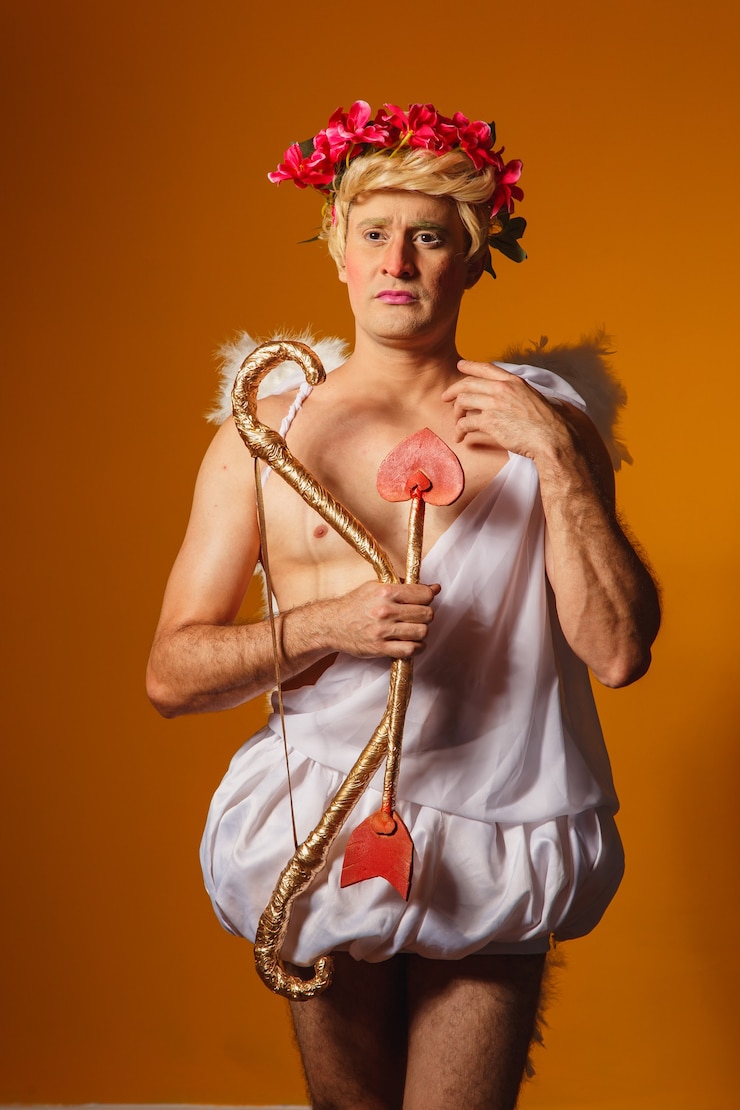 Foto valentijnsdag concept. portret van de god van liefde - cupido met pijl en boog.