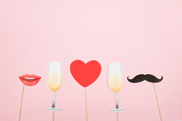 Valentijnsdag concept rood hart, champagne glas, snorren en lippen papier prop
